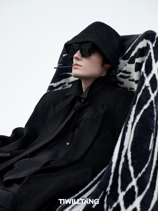 TIWILLTANG启世录“奢迹衍生”荆棘蔓宇艺术抽象提花加厚保暖围巾 商品图3