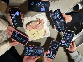 蛋糕好看！吃完火锅后吃一点都不腻，味道很好！