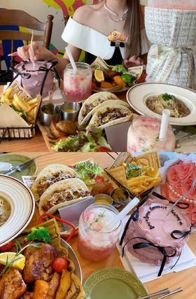 买家未填写评价内容，仅给出五星好评和上传美照