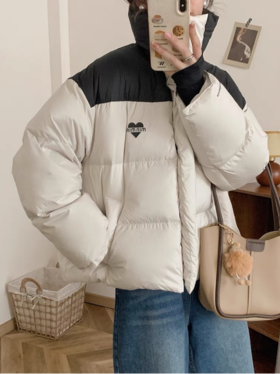 【爱心拼色短款加厚面包服】🌵设计感斜插式口袋造型满满，♦️方便揣手，✌️防风小立领保暖性好；防风内里袖口有弹性，贴合手腕🌸，挡住寒风；衣服整体很宽松，💞会衬的人娇小可爱