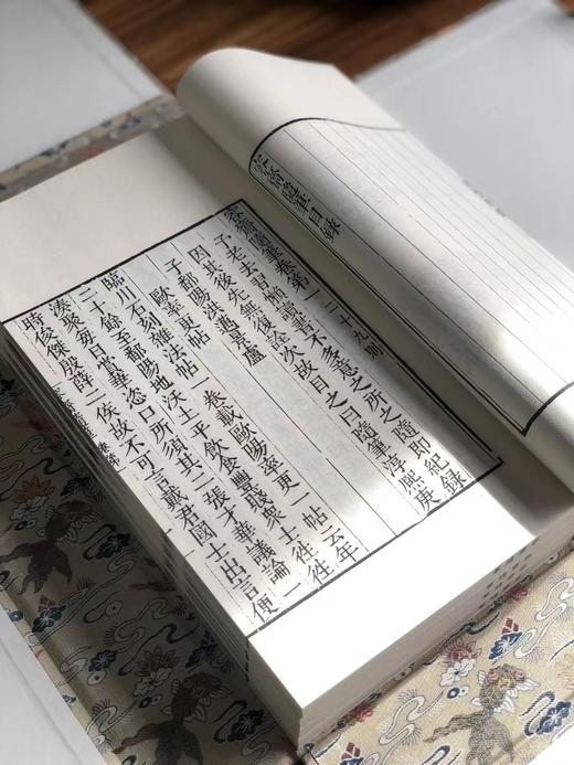 线装！！《容斋随笔》，宋 洪迈著。线装五函十八册，成书尺寸29.8×18公分，约1194筒子叶，限量编号发行三百部。内页采用安徽优质手工宣纸，书面素净万字花绫，五色典雅六合函套，蕉纹浅绿洒金签条。 商品图7