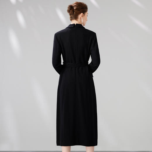 EITIE爱特爱冬新款大气优雅时尚通勤收腰显瘦黑色连衣裙7207912 商品图9