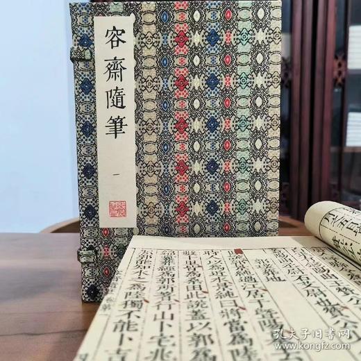 线装！！《容斋随笔》，宋 洪迈著。线装五函十八册，成书尺寸29.8×18公分，约1194筒子叶，限量编号发行三百部。内页采用安徽优质手工宣纸，书面素净万字花绫，五色典雅六合函套，蕉纹浅绿洒金签条。 商品图13