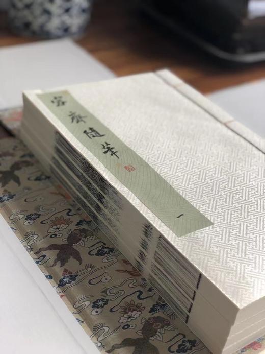 线装！！《容斋随笔》，宋 洪迈著。线装五函十八册，成书尺寸29.8×18公分，约1194筒子叶，限量编号发行三百部。内页采用安徽优质手工宣纸，书面素净万字花绫，五色典雅六合函套，蕉纹浅绿洒金签条。 商品图8
