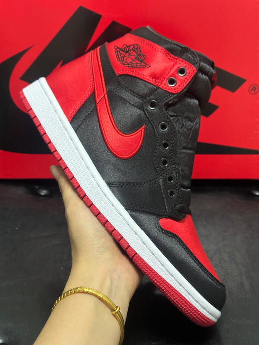 秋冬特惠💰500 公司级 # Air Jordan 1 High OG "Satin Bred" 黑红丝绸 耐磨透气 高帮 复古篮球鞋 商品图3