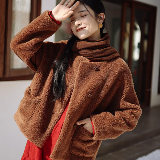 绽放932朵/2023冬季新款焦糖色全澳毛香蕉袖型设计感羊羔毛外套 商品图2