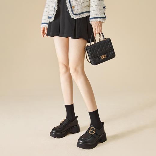 西遇厚底乐福鞋女新款心形金扣学院风深口单鞋黑色小皮鞋D0346263 商品图3