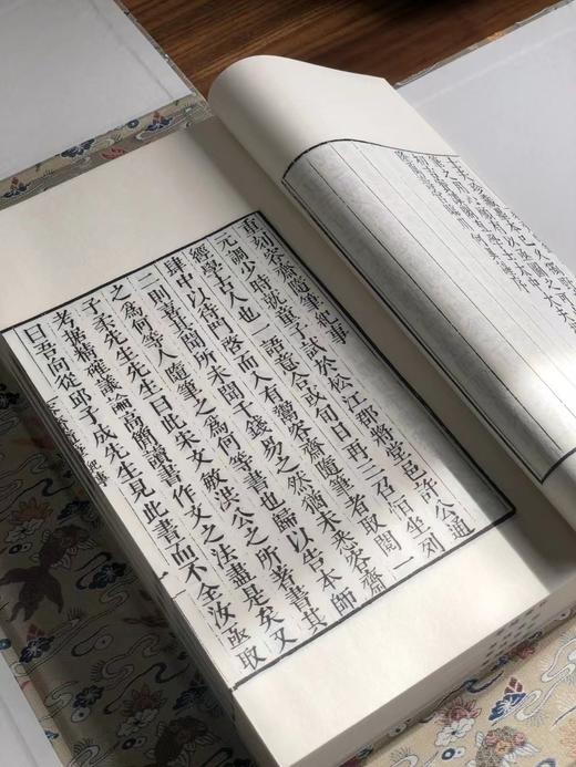 线装！！《容斋随笔》，宋 洪迈著。线装五函十八册，成书尺寸29.8×18公分，约1194筒子叶，限量编号发行三百部。内页采用安徽优质手工宣纸，书面素净万字花绫，五色典雅六合函套，蕉纹浅绿洒金签条。 商品图5