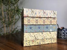 线装！！《容斋随笔》，宋 洪迈著。线装五函十八册，成书尺寸29.8×18公分，约1194筒子叶，限量编号发行三百部。内页采用安徽优质手工宣纸，书面素净万字花绫，五色典雅六合函套，蕉纹浅绿洒金签条。