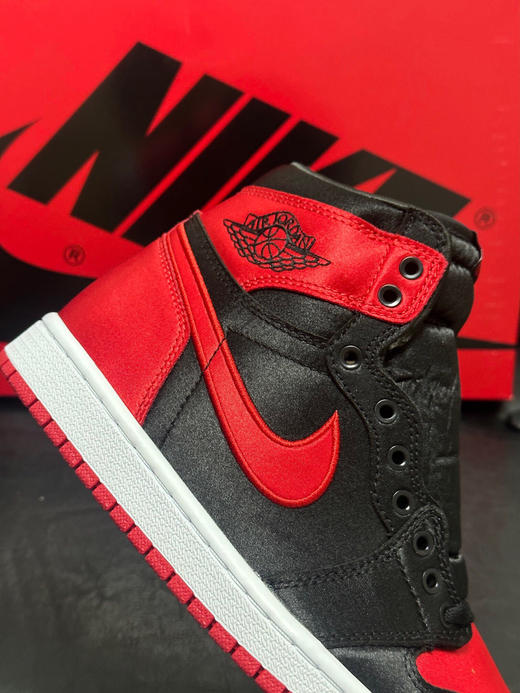 秋冬特惠💰500 公司级 # Air Jordan 1 High OG "Satin Bred" 黑红丝绸 耐磨透气 高帮 复古篮球鞋 商品图6