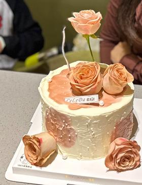 蛋糕很漂亮，希望多出新款，有更多选择