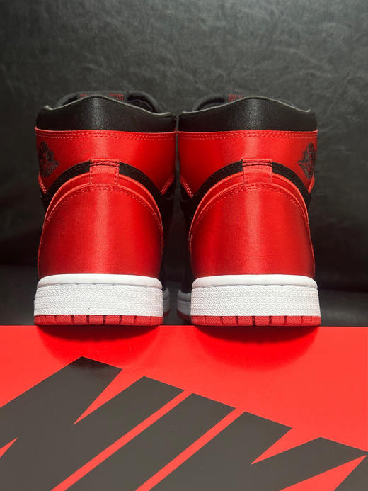 秋冬特惠💰500 公司级 # Air Jordan 1 High OG "Satin Bred" 黑红丝绸 耐磨透气 高帮 复古篮球鞋 商品图2