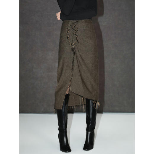 COCOBELLA立体堆褶通勤半身裙女不规则毛边气质包臀裙HS926 商品图1