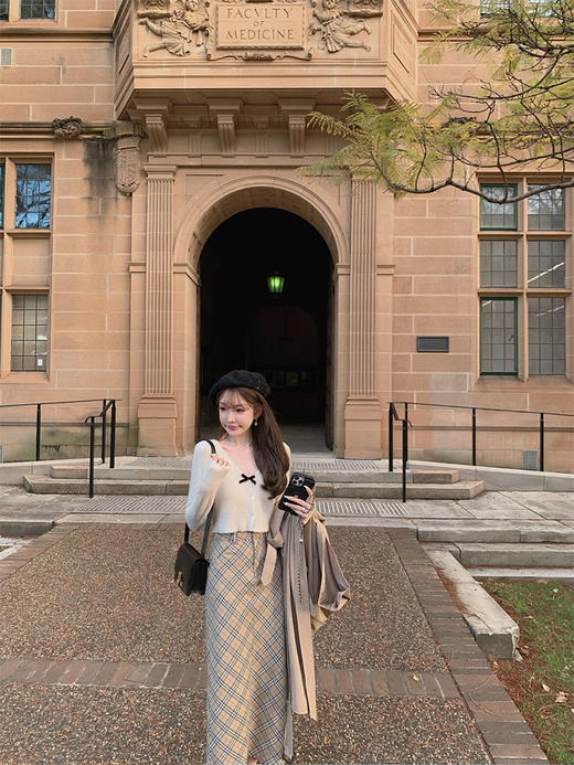 金蘑菇菇 秋日小伦敦 / 设计感小短款V领针织毛衣开衫+斜裁格裙 商品图3