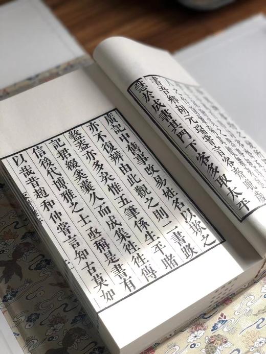 线装！！《容斋随笔》，宋 洪迈著。线装五函十八册，成书尺寸29.8×18公分，约1194筒子叶，限量编号发行三百部。内页采用安徽优质手工宣纸，书面素净万字花绫，五色典雅六合函套，蕉纹浅绿洒金签条。 商品图2