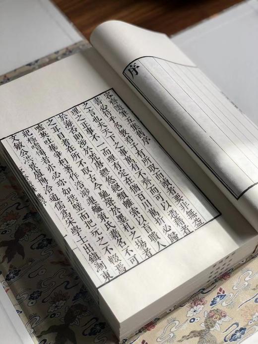 线装！！《容斋随笔》，宋 洪迈著。线装五函十八册，成书尺寸29.8×18公分，约1194筒子叶，限量编号发行三百部。内页采用安徽优质手工宣纸，书面素净万字花绫，五色典雅六合函套，蕉纹浅绿洒金签条。 商品图3