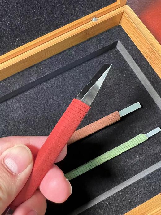 特别推荐：整体镜面超硬白钢刻刀优惠套装，售价199元
 
这是一个朋友的自有产品，六年销售三万支以上！瑞典一胜百整体超硬白钢，硬度达到了66-68HRc，刀身整体纯人工全反射镜面精磨篆刻刀 商品图4