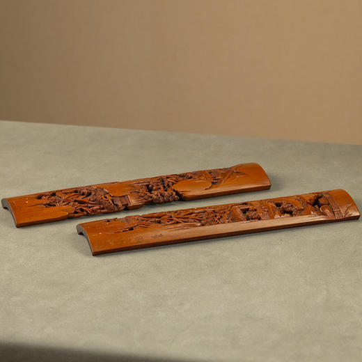 二十世纪 吴之璠款竹雕文人雅集臂搁（一对） 商品图1