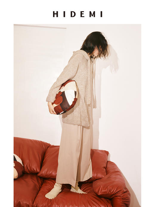 HIDEMI 节日系列“红色的房间”手绘印花限定圆形抱枕 商品图1