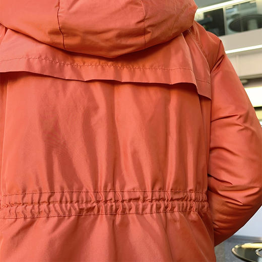 圣三利女装新秋冬季连帽休闲桔色中长款羽绒服SL121S03 商品图4
