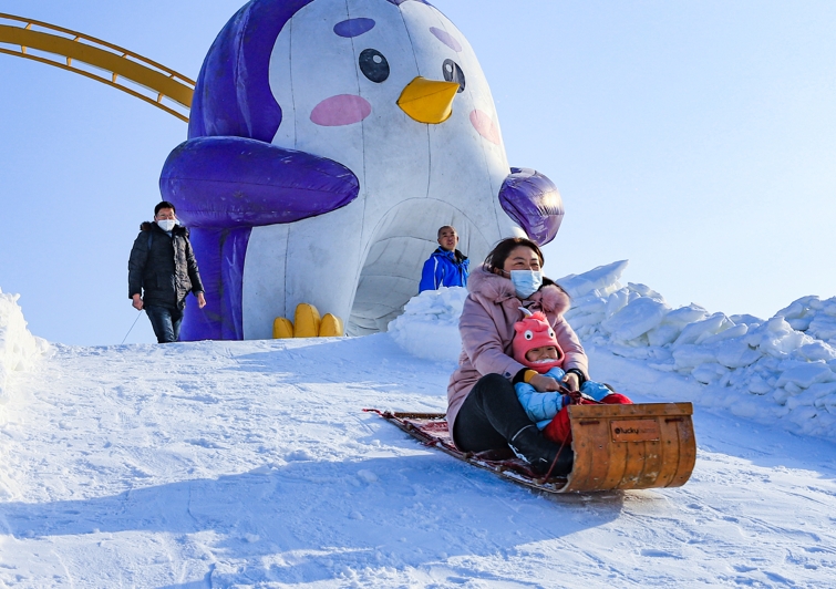 热高滑雪场丨戏雪+滑雪一票通·空调大巴免费接送·认识更多年轻人·超多项目选择