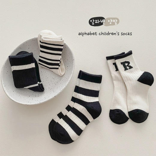 24.9/四双装【冬日保暖！亲肤棉质】儿童袜子韩版秋冬新款男童女童，潮袜中大童棉袜黑白条纹儿童中筒袜，简约而不失个性 兼具舒适性和时尚感 商品图2