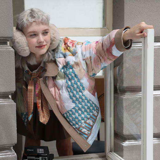 谜底两面穿短款羽绒服女2023冬季新品复古文艺主题印花234MY1514 商品图1