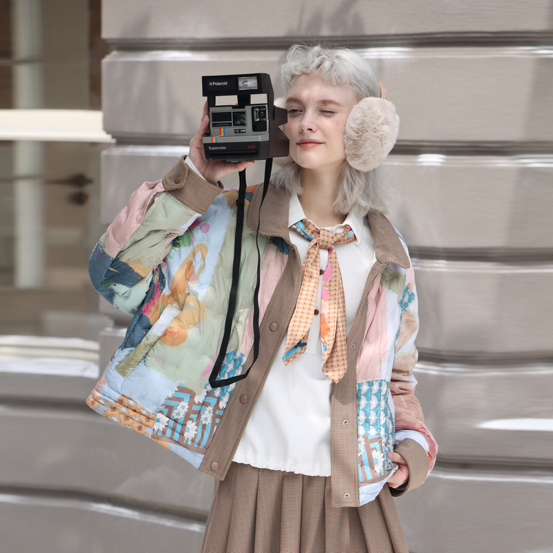 谜底两面穿短款羽绒服女2023冬季新品复古文艺主题印花234MY1514