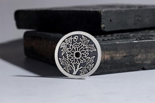 矩德泉坊 纯银手作  青蚨飞去复飞来背牡丹（3.4厘米版） gq230700727 商品图5