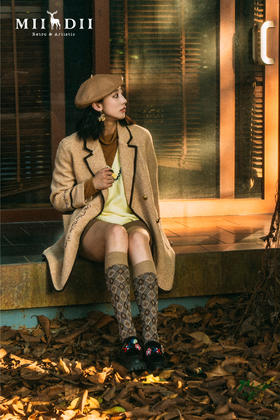 冬是甜熟的栗、微凉的风，纷飞的落叶被阳光烤成了金黄色