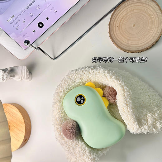 【60°持久恒温！小火龙暖手宝】它虽然小巧，却带着温暖的力量。新款卡通萌宠USB充电式暖手宝，如同一团火焰般燃烧着你内心的寒冷。它是女生们的陪伴神器，伴你度过这特殊时期！ 商品图3