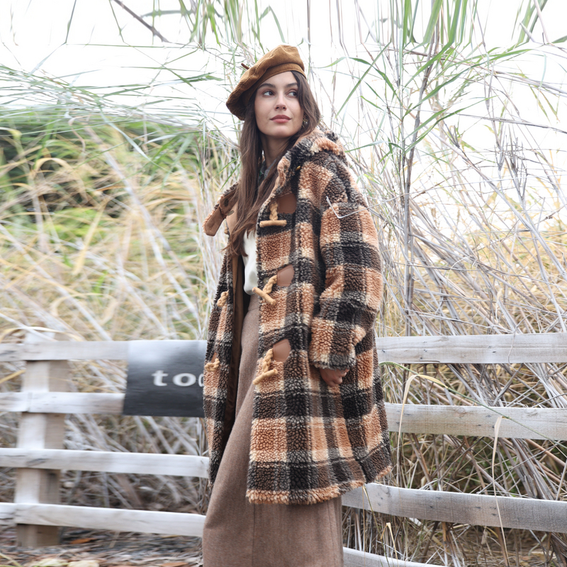 谜底格子连帽大衣女2023冬款复古宽松渔夫扣羊羔毛外套234MD1471