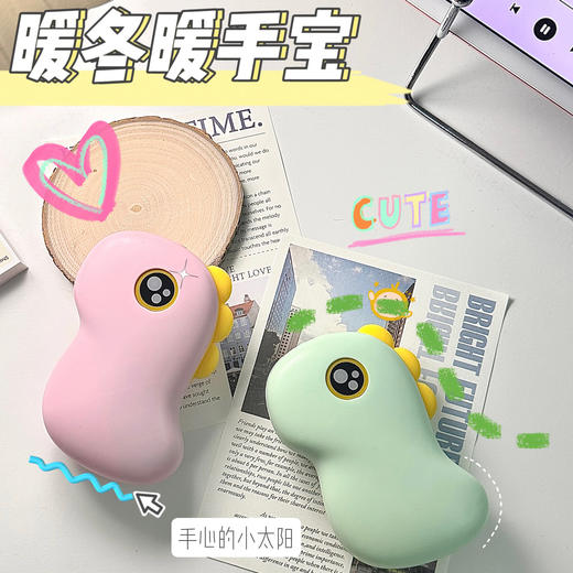 【60°持久恒温！小火龙暖手宝】它虽然小巧，却带着温暖的力量。新款卡通萌宠USB充电式暖手宝，如同一团火焰般燃烧着你内心的寒冷。它是女生们的陪伴神器，伴你度过这特殊时期！ 商品图1