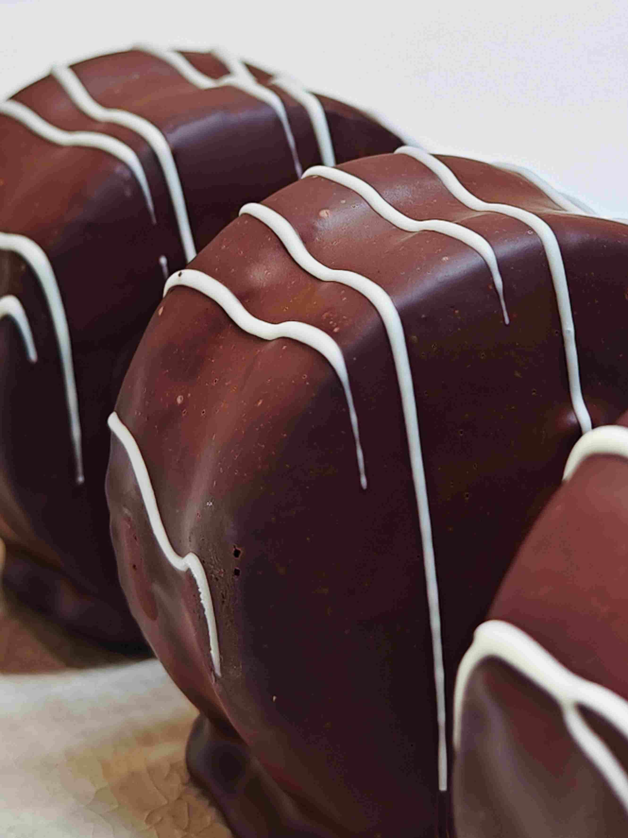 巧克力派 磅蛋糕+马斯卡彭+纯脂巧克力淋面。有质感的巧克力派。不接受和戚风+植油+代可可脂淋面的巧克力派比价。