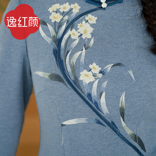 逸红颜栀柔2025冬季新款仿兔绒手感弹力针织连衣裙女九分袖优雅风 商品图3