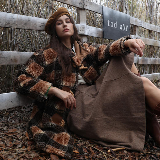 谜底格子连帽大衣女2023冬款复古宽松渔夫扣羊羔毛外套234MD1471 商品图2