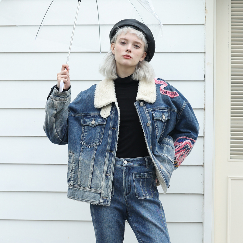 谜底毛毛拼接牛仔外套冬款复古时尚重工绣花宽松外套234MW1545