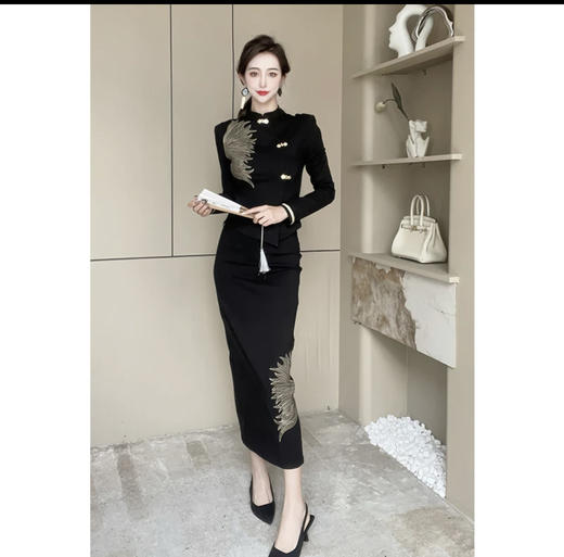 AHM- fls6801秋冬新款时尚优雅新中式复古绣花黑色衬衫高腰显瘦半身裙套装 商品图1