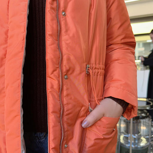 圣三利女装新秋冬季连帽休闲桔色中长款羽绒服SL121S03 商品图3