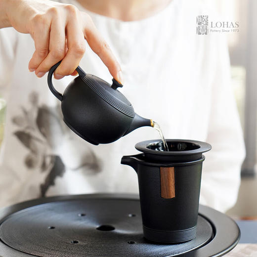 陆宝环宇经典茶礼 玄黑(1壶1海4杯+茶盘) 商品图3