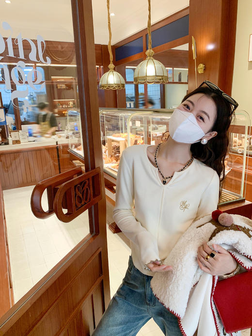 <曾小咸推荐>  2色V领打底衫 商品图1