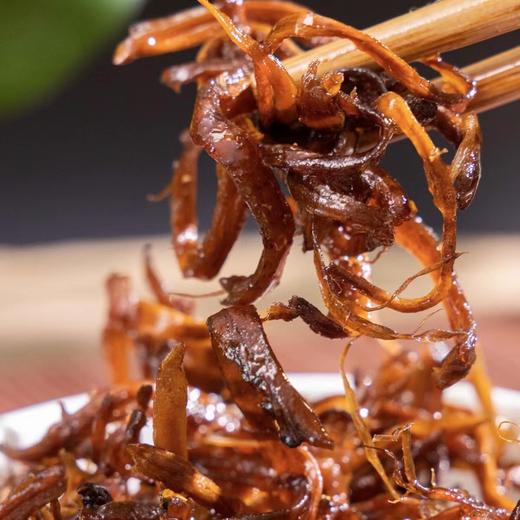 【油淋鸡枞菌】鲜到空口炫的拌饭酱❗云南大山里的美味，比肉还香，拌饭能炫三大碗！鸡枞丝不仅不硬不柴，而且鲜中带甜，吃到后面还会有一丝回甘~慢慢感受鸡枞丝鲜、香、嫩，菌香浓郁，越嚼越香 商品图1