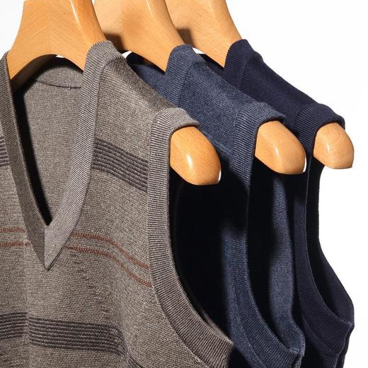 秋冬季新款男士针织背心中年休闲V领条纹爸爸装半袖毛衣（化纤混纺） 商品图3