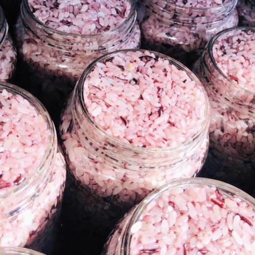 热卖【玫瑰酒酿】，精选云南墨江白糯米，重瓣玫瑰，甜而不腻，纯正的酒香，还有淡淡的玫瑰芬芳！云南老师傅手工制作，酒精度只有5度，很低，日常搭配酸奶、鸡蛋、水果，不会醉的（3天内发货） 商品图0