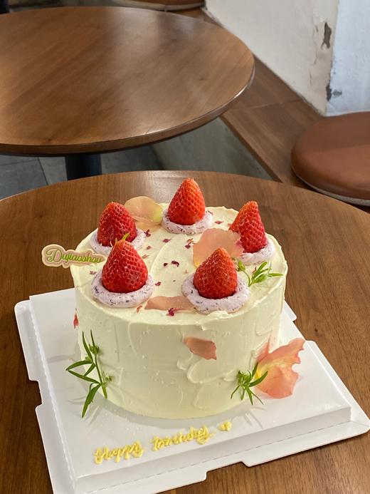 简约草莓花瓣蛋糕 商品图0
