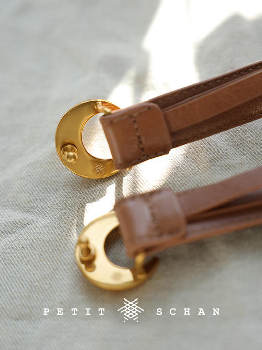 【满2088元赠品-无需加购和拍下】PETIT SCHAN小闪 fly me to the moon 大月亮 意大利进口头层油蜡皮黄铜扣大月亮腰带 商品图4