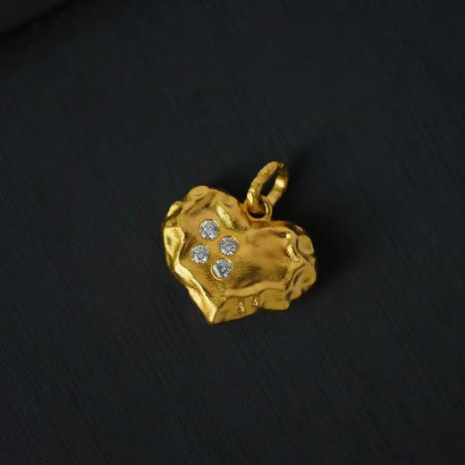 古法黄金点钻系列 足金镶钻爱心小吊坠 商品图0
