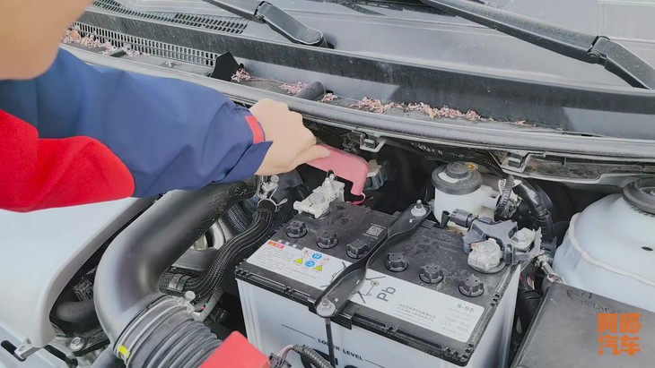 车子电瓶没电打不着,喵哥手把手教你搭火,这三点,搞错很危险