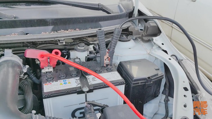 车子电瓶没电打不着,喵哥手把手教你搭火,这三点,搞错很危险