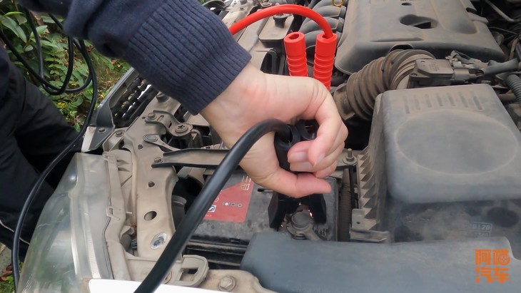 车子电瓶没电打不着,喵哥手把手教你搭火,这三点,搞错很危险